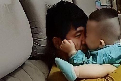 3 bước đơn giản của con trai khiến ông bố phải bỏ điện thoại xuống và chơi cùng, cư dân mạng gật gù: Đáng học hỏi!