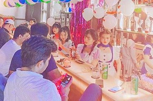 Quán bar kiểu Nhật trên đất Việt: 'Sugar daddy' và ảo ảnh tình yêu