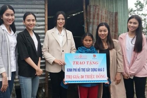 Hoa hậu Đỗ Thị Hà và 2 Á hậu vượt bùn đất tới Nam Trà My trao 1 tỷ đồng xây 18 căn nhà mới