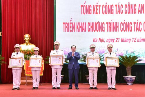 Tô thắm truyền thống của Công an Thủ đô