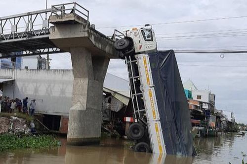 Tiền Giang: Khởi tố tài xế lái xe quá tải làm sập cầu