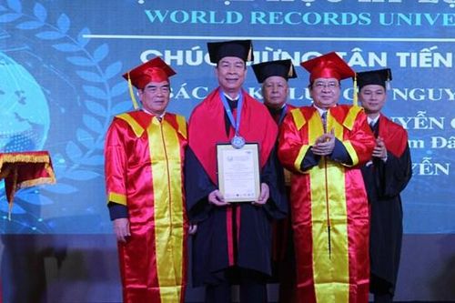 Trao danh hiệu Tiến sĩ danh dự Viện Đại học Kỷ lục thế giới