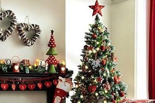 Trang trí cây thông Noel lộng lẫy trong đêm Giáng sinh