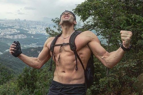 Sao phim 'Gia đình là số 1' cởi trần giữa thời tiết âm 9 độ C