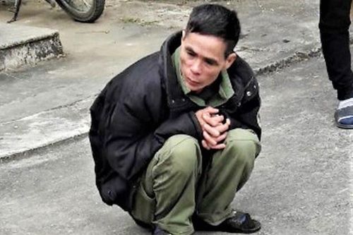 Người đàn ông giấu hơn nửa tạ pháo dưới cống