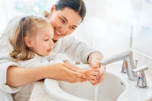 6 cách cha mẹ nên làm để bảo vệ trẻ khi trời rét