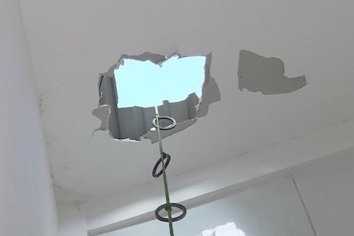 Kẻ trộm đục trần, đu dây vào cửa hàng lấy két sắt