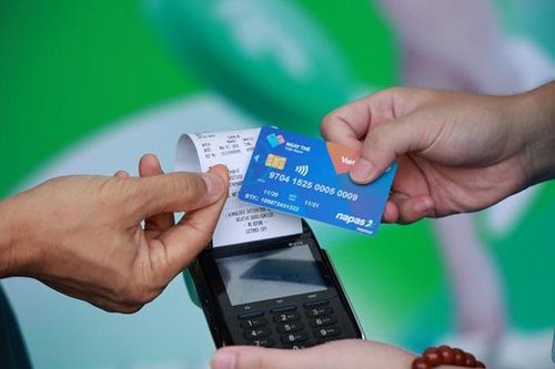 Đẩy nhanh tiến độ chuyển đổi thẻ từ sang thẻ chíp