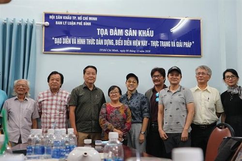 Sân khấu chông chênh tìm hướng đi