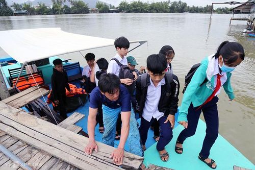Cầu bị cuốn trôi, học sinh ở Nha Trang đến trường bằng xuồng