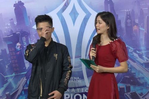 Lai Bâng bật khóc nức nở khi để tuột mất cúp AIC
