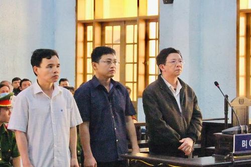 Cựu Chủ tịch huyện lãnh án do tham ô tiền mua sắm cho nghĩa trang