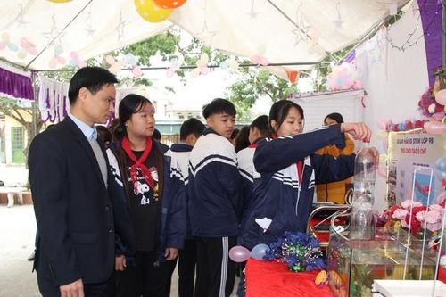 Đối mới hoạt động giáo dục STEM hấp dẫn học sinh
