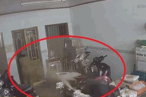 Nam thanh niên xông vào nhà dân, xịt hơi cay tới tấp tấn công cụ bà