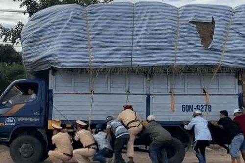 Pha cứu nguy tốn sức của CSGT và hàng chục người dân