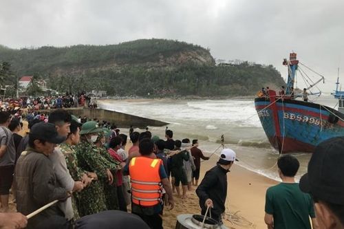 Cứu hộ tàu cá gặp nạn trên biển