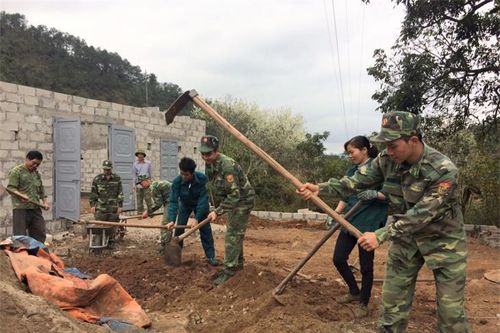 Sát cánh cùng đồng bào vùng biên xóa đói, giảm nghèo