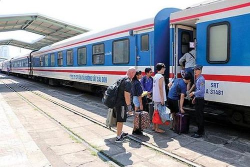 Giá vé tàu TP Hồ Chí Minh - Hà Nội chỉ còn từ 450.000 đồng/vé