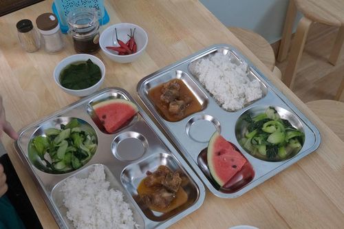 2.000 đồng mua được suất cơm tươm tất 'bao no' giữa lòng Hà Nội