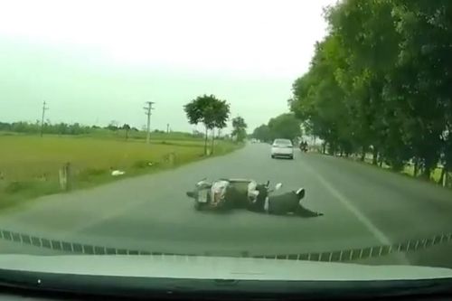Thót tim với pha va chạm khiến xe máy suýt nằm dưới gầm ôtô