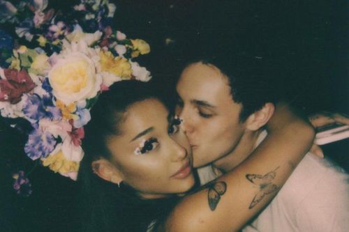 Ariana Grande đính hôn với bạn trai doanh nhân, khoe nhẫn kim cương lấp lánh
