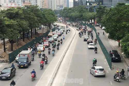 Ùn tắc khi quây lòng đường Lê Văn Lương thi công hầm chui Vành đai 3