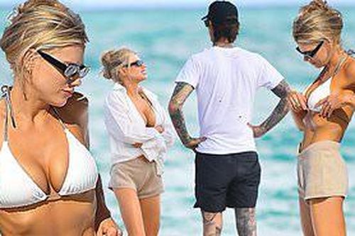 Người mẫu gợi cảm Charlotte McKinney tắm biển cùng bạn trai ở Miami