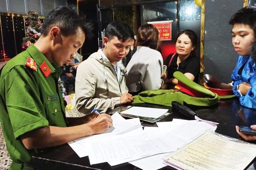 Hàng chục đối tượng 'bay lắc' trong club, karaoke giữa đêm khuya