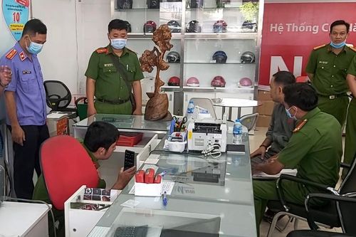 Trộm đu dây vào cửa hàng xe máy rồi rinh két sắt, dắt xe ga