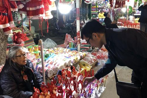 Nhộn nhịp thị trường đồ trang trí, quà tặng Noel
