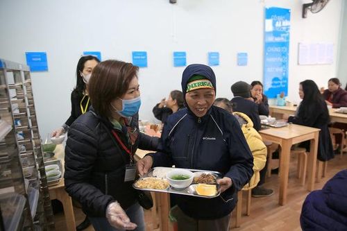 2.000 đồng mua được suất cơm tươm tất 'bao no' giữa lòng Hà Nội