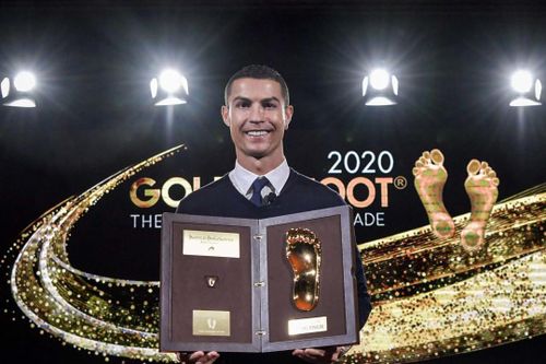 Bạn gái chúc mừng Ronaldo giành 'Bàn chân vàng'