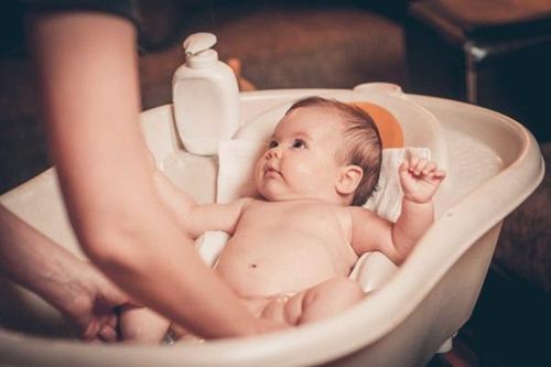 Cách tắm cho bé vào mùa Đông đảm bảo sức khỏe, vệ sinh