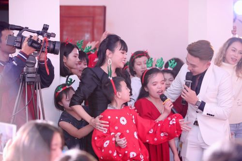 Ấm áp đêm nhạc Giáng sinh trao gửi yêu thương tại làng trẻ Hữu Nghị