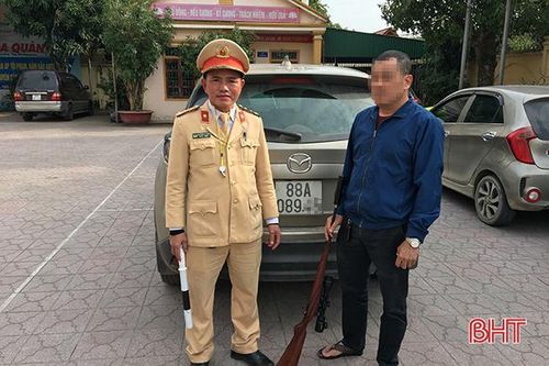 'Xế hộp' chở súng săn cùng 21 viên đạn 'vi vu' trên QL 1A qua Hà Tĩnh