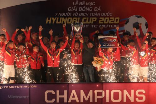 Khoảnh khắc FC Du Lịch lần đầu tiên vô địch sân chơi 'phủi' HPL-S8