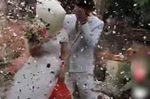 Cô dâu chú rể bị 'tấn công' ngay trước cổng nhà, dù xua tay xin tha nhưng vẫn không thoát được