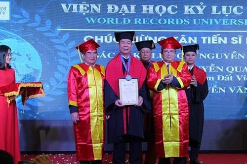 Chủ tịch HĐQT Gốm Đất Việt đón nhận danh hiệu Tiến sĩ danh dự của Viện Đại học Kỷ lục Thế giới