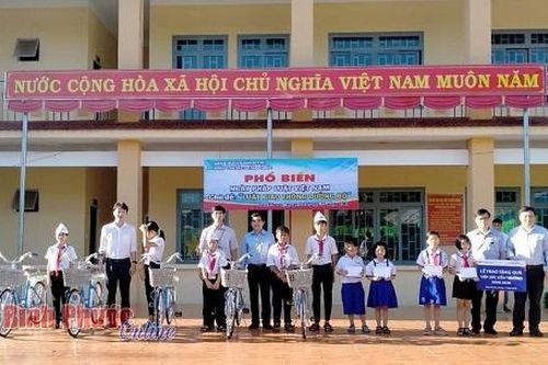 BIDV Bình Phước tặng xe đạp và học bổng 'Tiếp sức đến trường' cho học sinh nghèo hiếu học