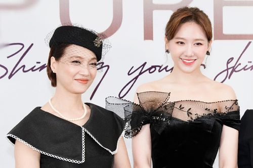 Hari Won khoe body nuột nà, NSND Lê Khanh hết lời khen ngợi: 'Đẹp rạng ngời mà không chói lóa'