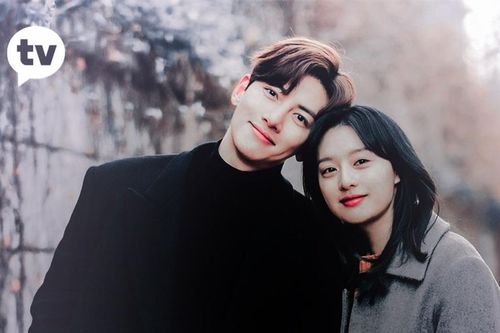Ji Chang Wook và Kim Ji Won 'sưởi ấm' trái tim người xem bằng hình ảnh ngọt ngào tựa đầu vào vai nhau