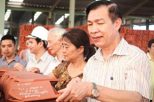 Anh hùng lao động Nguyễn Quang Mâu nhận danh hiệu Tiến sĩ danh dự của Viện Đại học Kỷ lục Thế giới