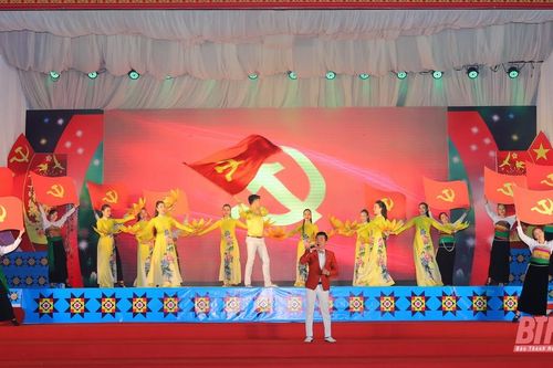 Chương trình nghệ thuật 'Ngọc Lặc khát vọng phát triển' chào mừng Hội thảo triển khai thực hiện Chương trình mục tiêu Quốc gia về phát triển kinh tế - xã hội vùng đồng bào dân tộc thiểu số và miền núi