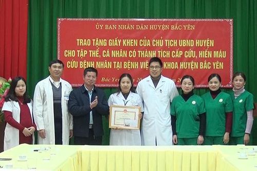 Bắc Yên: Khen thưởng đột xuất tập thể, cá nhân đã cấp cứu, hiến máu cứu sống bệnh nhân