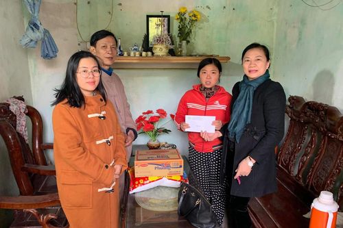 Chùa Vĩnh Phúc, Đông Yên tặng quà học sinh, hộ nghèo