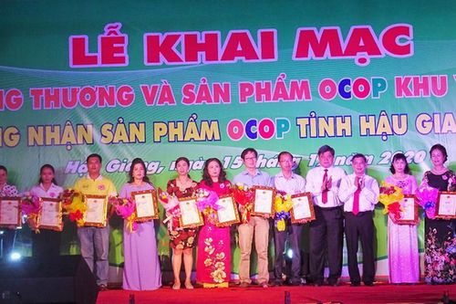 Thu hút khoảng 84.000 lượt khách tham quan, mua sắm