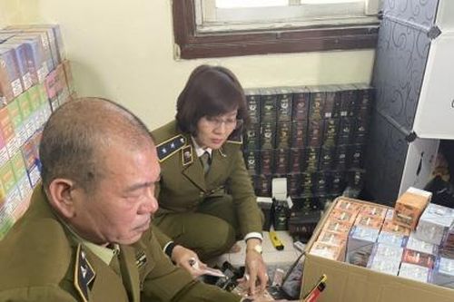 Hà Nội: Tóm gọn hàng nghìn điếu thuốc lá điện tử và lượng khủng bóng cười