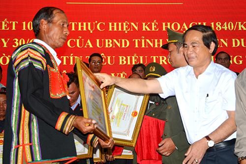 Già làng 3 lần được Chủ tịch tỉnh tặng Bằng khen
