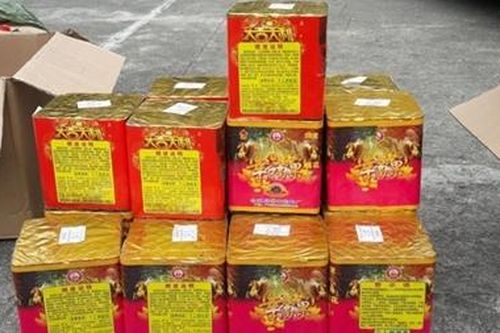 Tạm giữ đối tượng vận chuyển hơn 110kg pháo lậu
