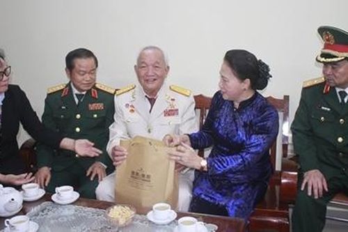Chủ tịch Quốc hội thăm gia đình chính sách tại Đà Nẵng